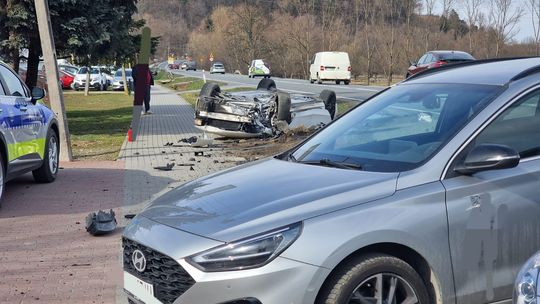 Dachowanie audi w Czchowie. Jedna osoba poszkodowana