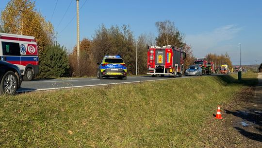 Dachowanie Fiata w Wielkiej Wsi. Dwie osoby poszkodowane, lądował śmigłowiec LPR