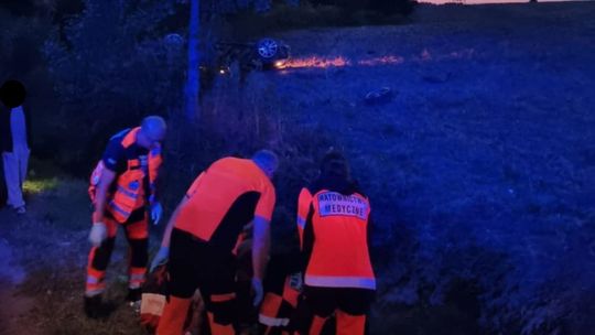 Dachowanie osobówki na pograniczu Łękawicy i Trzemesnej. Są osoby poszkodowane. Auto w polu!