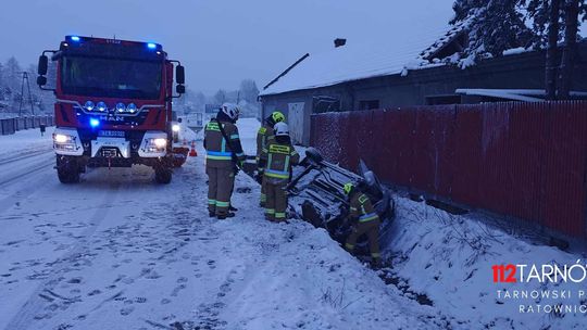 Dachowanie osobówki pod Wojniczem. 20-latka wyciągnięta z samochodu przez strażaków