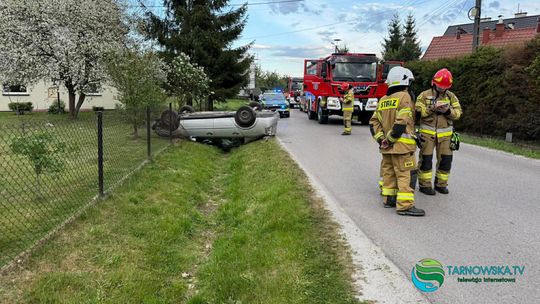 Dachowanie osobówki w Biadolinach Radłowskich