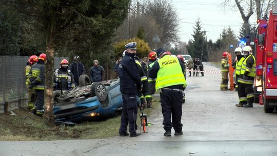 Dachowanie pojazdu w Gosławicach. Nieprzytomną 28-latkę przetransportował śmigłowiec LPR, jej 4-letni syn także trafił do szpitala
