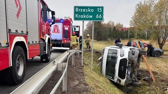 Dachowanie samochodu dostawczego na DK94 w Wojniczu. Kierowca mógł zasłabnąć za kierownicą