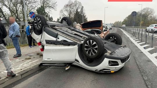 Dachowanie samochodu na DK94 w Łukanowicach. Dwie osoby pod opieką ratowników, droga w kierunku Tarnowa zablokowana
