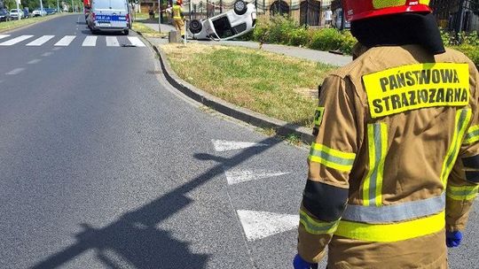 Dachowanie samochodu na ul. Sitki w Tarnowie. Dwie osoby w szpitalu, kierowca i pieszy Dachowanie samochodu na ul. Sitki w Tarnowie. Dwie osoby w szpitalu, kierowca i pieszy