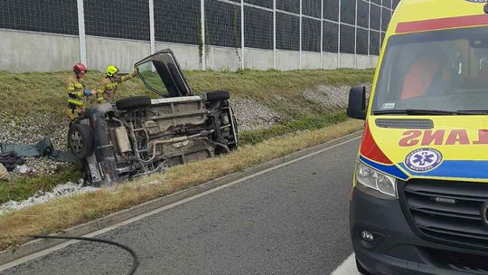 Dachowanie samochodu osobowego na autostradzie A4 pod Brzeskiem Dachowanie samochodu osobowego na autostradzie A4 pod Brzeskiem