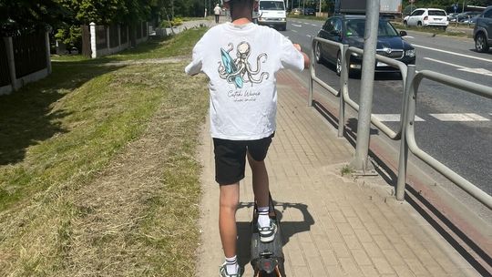 Dębica. Wypadek 14-latka na hulajnodze elektrycznej. Nastolatek trafił do szpitala w Rzezowie