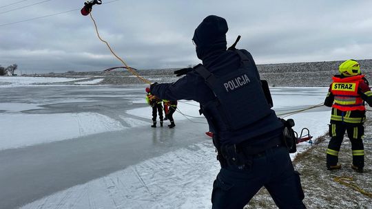 Dębiccy policjanci szkolili się z zakresu ratownictwa na lodzie