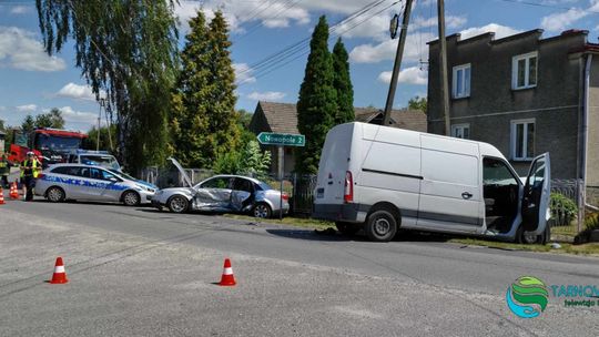 Demblin. Dwie osoby trafiły do szpitali po zderzeniu samochodu dostawczego i osobowego