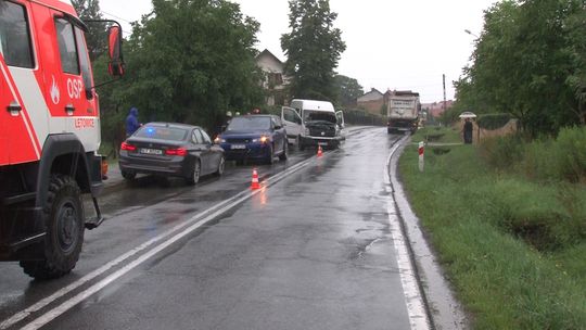 Deszczowa środa zmorą kierowców - dwa wypadki w Łętowicach
