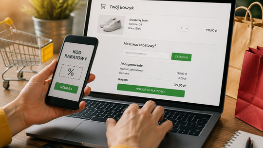 Osoba wpisuje kod rabatowy podczas finalizacji zakupów online na laptopie i smartfonie – symbol szukania promocji i oszczędzania przy płatności w sklepie internetowym.