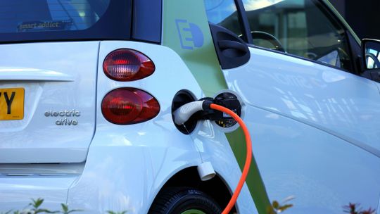 Dlaczego coraz więcej Polaków przesiada się do samochodów elektrycznych? Porównanie śladu węglowego samochodów tradycyjnych i elektrycznych