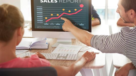 Dlaczego Twoja strona nie generuje zapytań? 5 najczęstszych powodów https://app.envato.com/search/photos/7b21b8b5-f6a1-4ca2-b751-d5509de29e55?itemType=photos&term=the+owner+of+the+company+analyzes+the+increase+in+sales+in+front+of+the+monitor+screen&filter.portfolio=gpointstudio