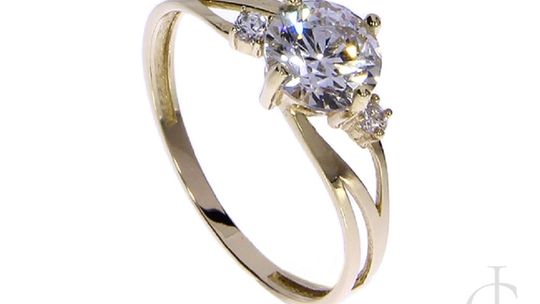 Dlaczego warto wybrać złoty pierścionek zaręczynowy z diamentem?
