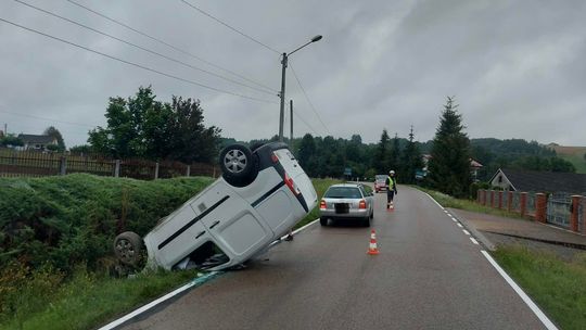 Dostawczak dachował w Ryglicach. Kierowca sam wydostał się z pojazdu