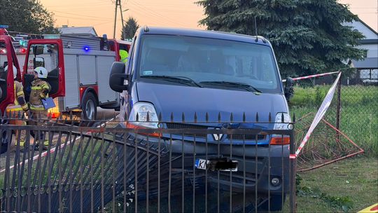 Dostawczak staranował dwa ogrodzenia! Groźnie wyglądające zdarzenie w Złotej