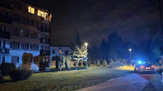 Dramat w Żabnie. Kobieta wypadła z balkonu na czwartym piętrze, jej partner próbował wyskoczyć z okna