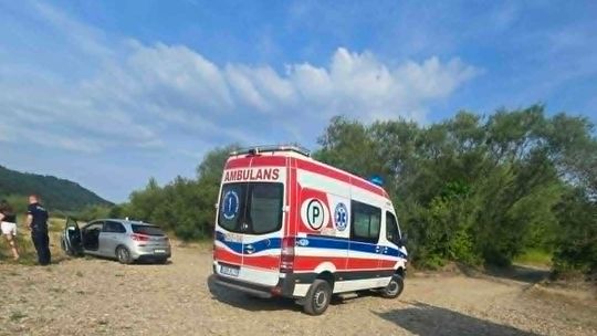 Dramatyczna akcja na Dunajcu. Starszy mężczyzna wydobyty z rzeki i zabrany do szpitala