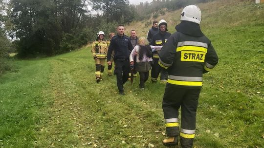 Druhowie z gminy Szerzyny i policjanci z Tuchowa zdążyli na czas ratując życie starszej kobiecie