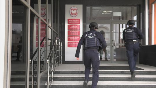 Terrorysta, zakładnik i ewakuacja budynku Starostwa Powiatowego w Dąbrowie Tarnowskiej. To ćwiczenia z obronności