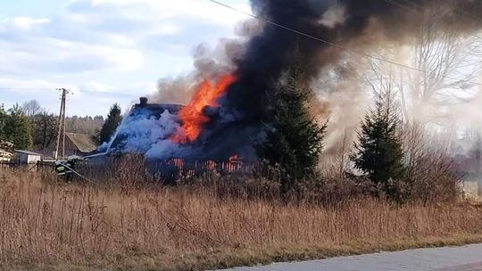 Duży pożar w Jodłówkach-Wałki. Spłonął drewniany dom