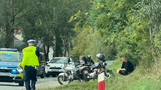 Dwa groźne zdarzenia z udziałem motocyklistów. Osa pod kaskiem i zderzenie podczas wyprzedzania