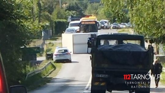 Dwa samochody osobowe i ciężarowy, który przewrócił się na bok uczestniczyły w zdarzeniu drogowym pod Tarnowem