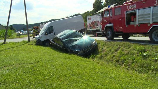 Dwa samochody wpadły do rowu po wypadku na DW 975 w Wielkiej Wsi koło Tarnowa. Są poszkodowani