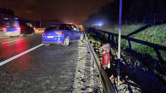 Dwie osoby podróżowały samochodem, który uderzył w bariery energochłonne pod Brzeskiem