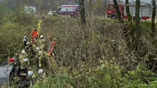 Dwie osoby ranne w powiecie bocheńskim. Samochód wjechał do rzeki Dwie osoby ranne w powiecie bocheńskim. Samochód wjechał do rzeki