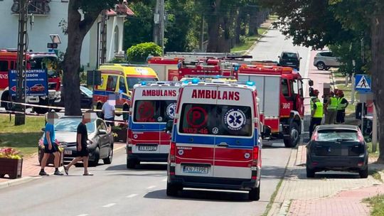 Dwie osoby ranne w wypadku na ulicy Węgierskiej w Starym Sączu. Strażacy użyli narzędzi hydraulicznych
