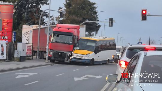 Dwie osoby w szpitalu po wypadku na skrzyżowaniu ulic Krakowska i Przemysłowa w Tarnowie Dwie osoby w szpitalu po wypadku na skrzyżowaniu ulic Krakowska i Przemysłowa w Tarnowie