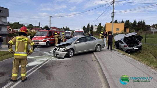 Dwie osoby w szpitalu po zderzeniu trzech samochodów w Skrzyszowie