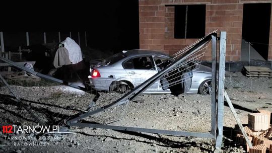 Dwóch kierujących wylądowało na ogrodzeniach, obaj kierowali BMW