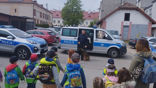 Dzieci odwiedziły dąbrowską jednostkę Policji