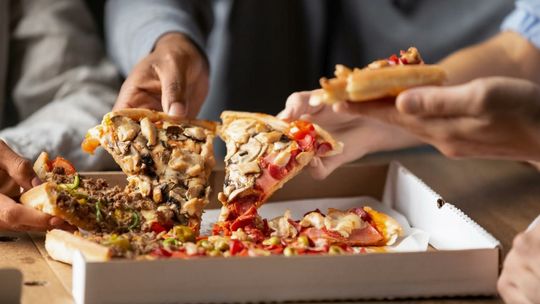 Dziś Światowy Dzień Pizzy. Za co ją tak kochamy? [PRZEPIS]