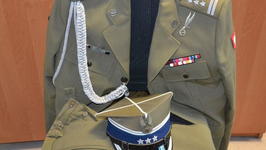 Fałszywy pułkownik sprzedawał sprzęt wojskowy, został zatrzymany przez sądeckich policjantów