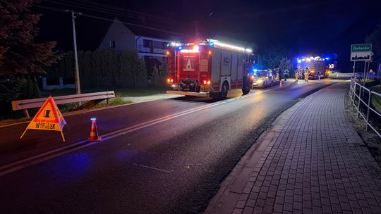Fiat wpadł do rowu i uderzył w mostek