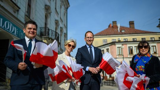 "Flaga na samochód" to coroczna akcja tarnowskiego magistratu "Flaga na samochód" to coroczna akcja tarnowskiego magistratu