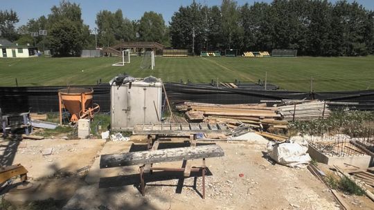 Gmina Drwinia inwestuje w sport – trwa modernizacja stadionu