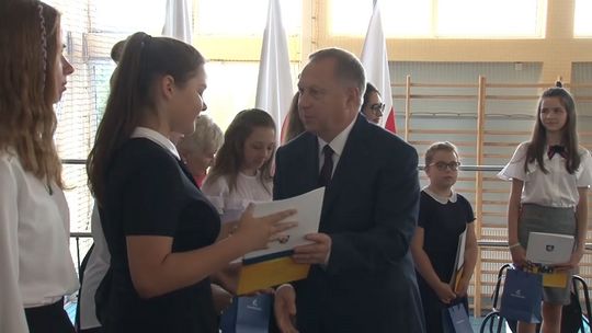 Gmina Tarnów zakończyła rok szkolny. Ponad 100 uczniów otrzymało stypendium