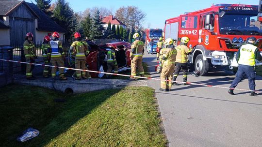 Gorzyce. Kierująca samochodem dachowała w rowie