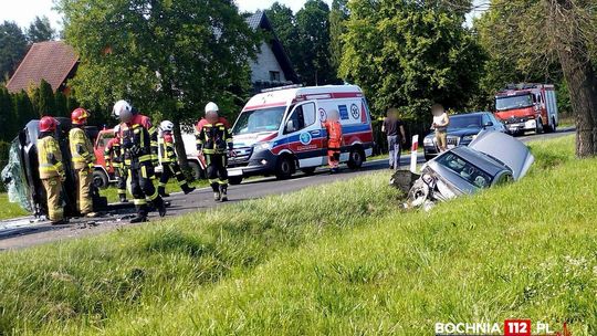 Groźne zdarzenie drogowe w Baczkowie. Jeden z samochodów przewrócił się na bok a drugi wylądował w rowie