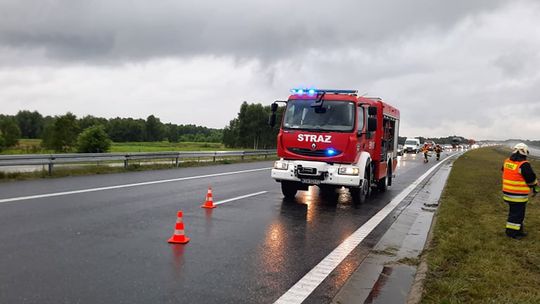 Groźnie na tarnowskim odcinku autostrady A4. Co chwilę samochody wjeżdżają w bariery