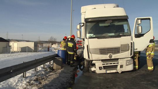 Groźnie wyglądające zdarzenie na zjeździe z autostrady w kierunku Tarnowa 