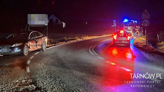 Groźnie wyglądający wypadek pod Tarnowem! Samochód wylądował na dachu poza drogą, wcześniej doszło do zderzenia!