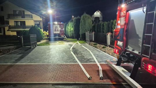 Groźny pożar w Biesiadkach. Ogień pojawił się w kotłowni budynku mieszkalnego