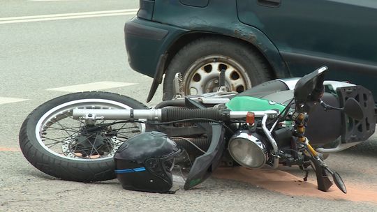 Groźny wypadek na DK 94. 42-letni motocyklista doznał wielu złamań