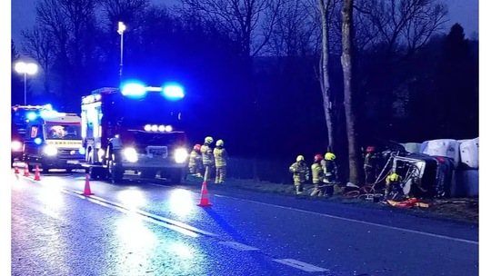 Groźny wypadek na DK28 w Ropie. Auto uderzyło w drzewo, kierowca w szpitalu!