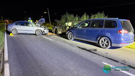 Groźny wypadek na DW980 w Zawadzie Lanckorońskiej. Zderzyły się trzy samochody, dwie osoby trafiły do szpitala